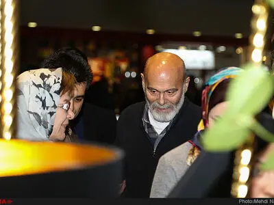 جمشید هاشم پور و همسرش در کنار آزاده زارعی 