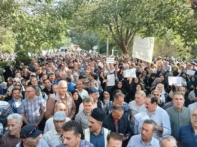 تجمع فرهنگیان بازنشسته مقابل مجلس