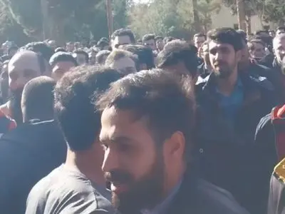 تجمع کارگران یزدتایر در اعتراض به دستمزدهای پایین 