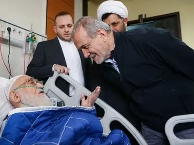 عیادت رئیس‌جمهور از آیت الله نوری همدانی