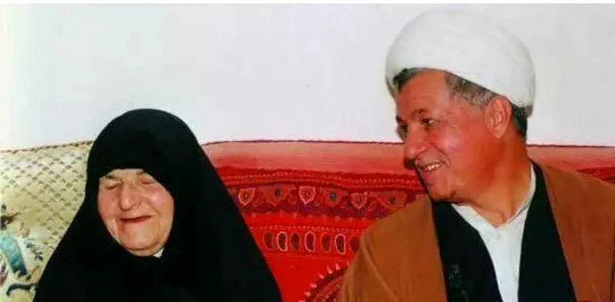 تصویری از آیت الله هاشمی در کنار مادرش