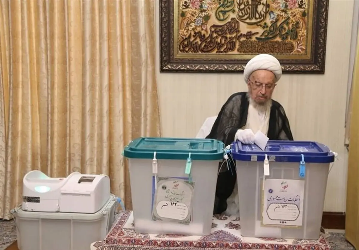  آیت‌الله مکارم شیرازی رأی خود را به صندوق انداخت‌