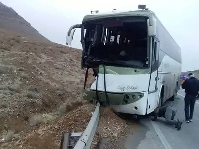 واژگونی اتوبوس مسافربری در یزد ۱۳ زخمی بر جا گذاشت