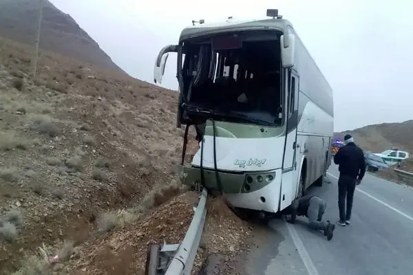 حادثه تصادف اتوبوس و مینی‌بوس  ۱۱ مصدوم بر جای گذاشت