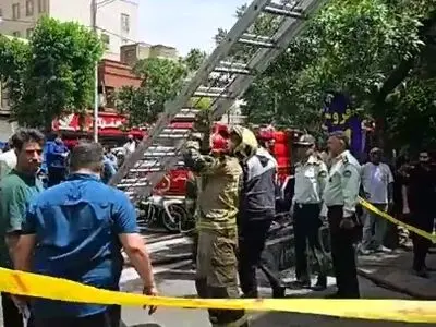توضیحات سخنگوی آتش‌نشانی از روند اطفای حریق انبار در مولوی + فیلم