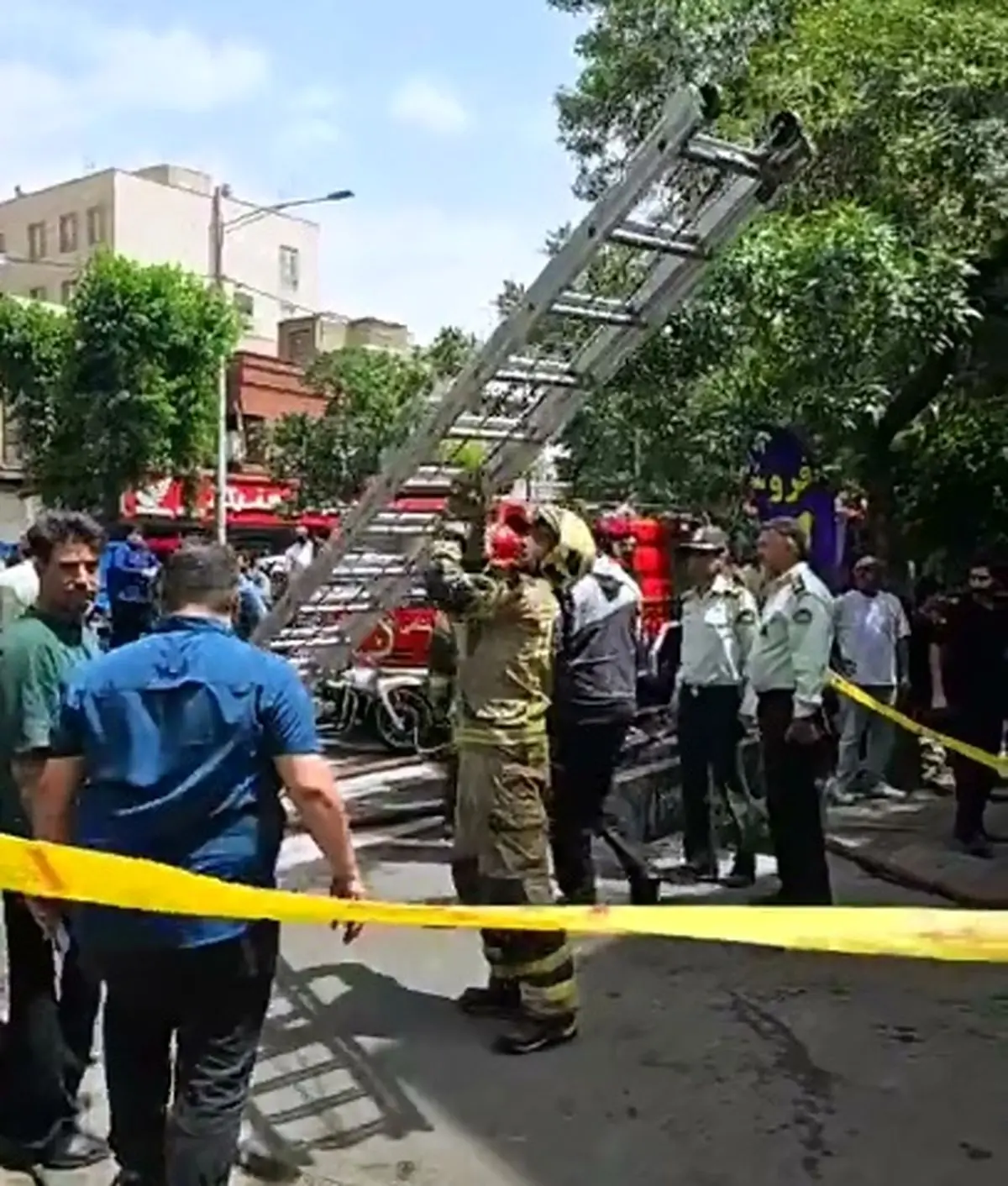 توضیحات سخنگوی آتش‌نشانی از روند اطفای حریق انبار در مولوی + فیلم