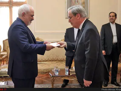 تقدیم استوارنامه سفیر جدید فرانسه به وزیر امور خارجه