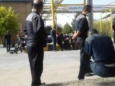 اعتراض کارگران روغن نباتی گلنار ادامه دارد/ برگزاری جلسه برای رسیدگی به خواسته‌ها 