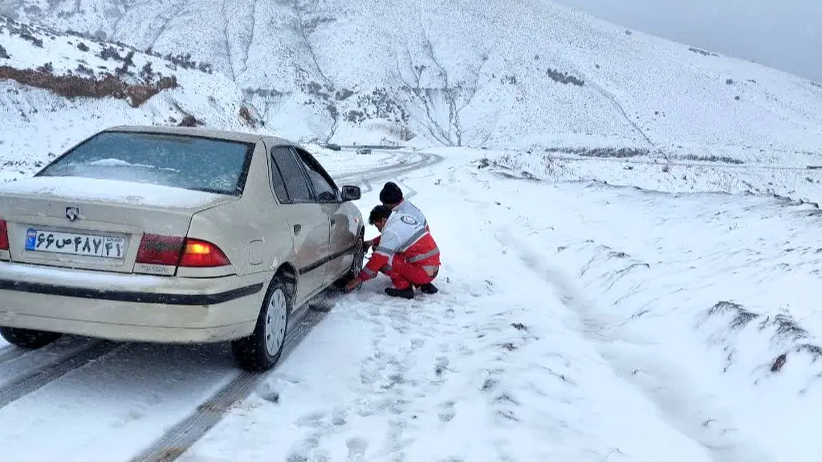 رهاسازی ۹۷ خودرو از برف و کولاک در شبانه روز گذشته