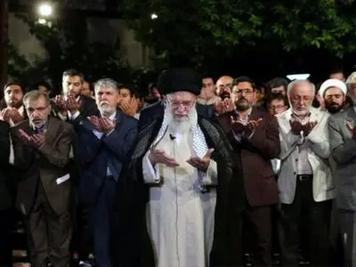 خلال استقباله حشدا من اساتذة اللغة والادب الفارسی والشعراء... قائد الثورة: تقدم تیار شعر الثورة یبعث على الامل 