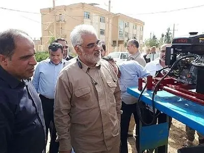 به کارگیری دستگاه تخلیه گل و لای در مناطق سیل زده پلدختر