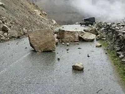 ریزش سنگ در جاده چالوس + عکس