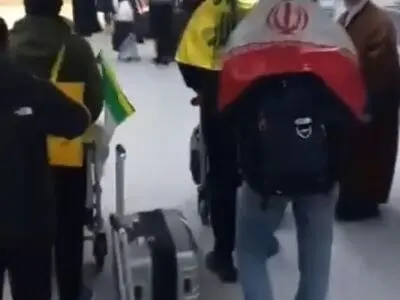 مسافران لبنانی پس از رسیدن به فرودگاه بین‌المللی رفیق حریری پرچم‌های جمهوری اسلامی و حزب‌الله را به اهتزاز درآوردند + فیلم