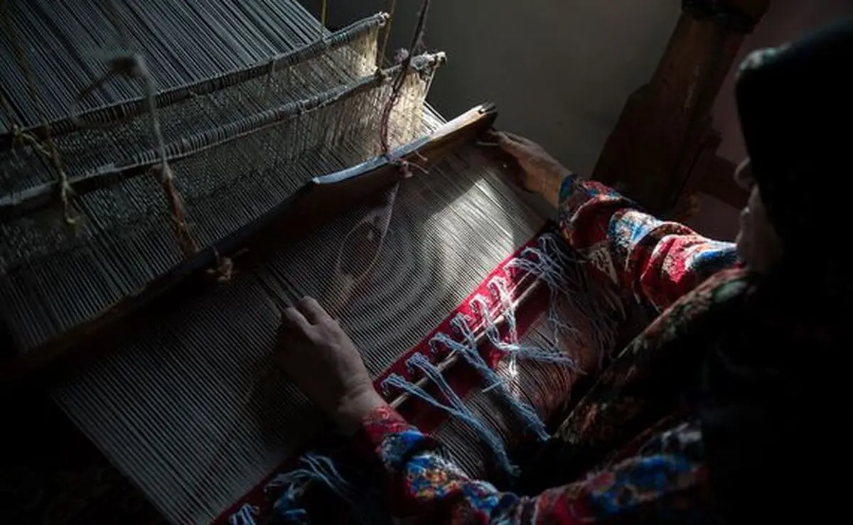 گلیم بافان افغان نگران قطع شدن «آب باریکه» خود هستند/دستمزدِ کم برای کار کم رونق  