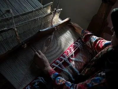 گلیم بافان افغان نگران قطع شدن «آب باریکه» خود هستند/دستمزدِ کم برای کار کم رونق  