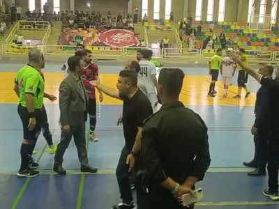 ویدئو: درگیری بازیکنان در فینال لیگ دسته اول فوتسال