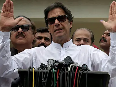 انتقاد عمران خان از دو برابر شدن حقوق نمایندگان 