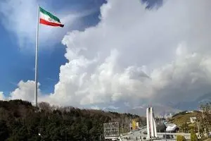 ​بزرگترین پرچم جمهوری اسلامی در اراضی عباس‌آباد به اهتزاز درآمد