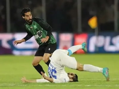 اعتراض استقلال به تصمیم داور؛ چرا بازی پس از برخورد عارف غلامی متوقف نشد؟
