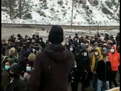 کارگران معدن طزره دامغان برای دومین روز متوالی تجمع کردند + فیلم