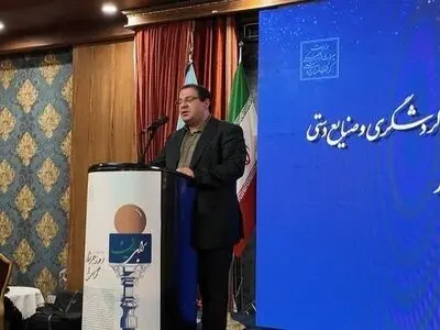 روزنامه‌نگاری، حرفه‌ای است که باید با عشق و تعهد دنبال شود/ تأکید بر شفافیت، صداقت و حذف فضای تقابل میان رسانه و دولت