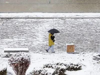 چطور روی برف یخ‌زده راه برویم و سُر نخوریم؟ | ترفندی ساده برای روزهای سرد و برفی