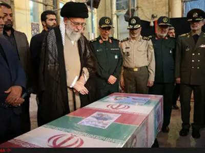 حضور رهبرانقلاب در کنار پیکر مطهر شهید حججی+تصاویر