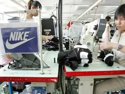 اعتراض هزاران کارگر کارخانه‌های کفش کامبوج، پای پلیس را وسط کشید