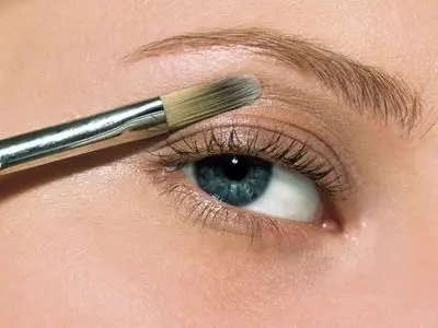 7 راز برای ماندگاری و خوشرنگ‌تر شدن سایه چشم