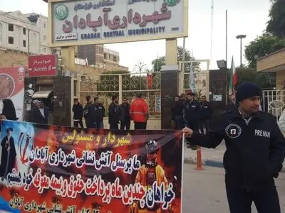 تجمع آتش‌نشانان در مقابل ساختمان مرکزی شهرداری آبادان/ تاخیر در پرداخت اضافه‌کار و حقوق
