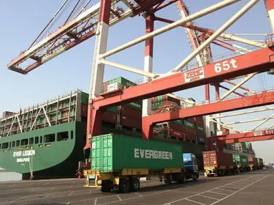 Basic commodities unloading at Iranian ports increases 14%