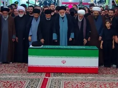 اقامه نماز بر پیکر رهبر شهید انقلاب اسلامی به امامت فرزند ارشد ایشان