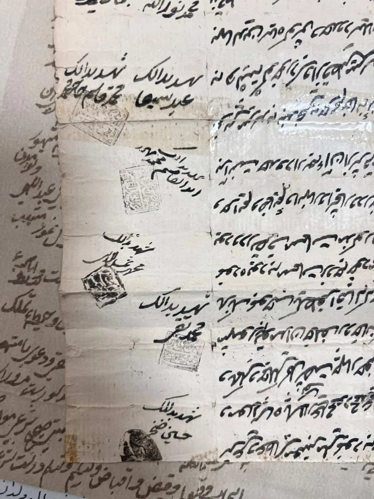 جای خالی مرکز نگهداری اسناد و مکاتبات تاریخی در بستک/ قدیمی‌ترین سند تاریخی بستک تکه تکه شده است