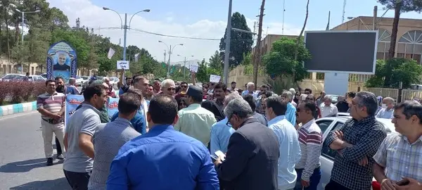 تجمع تعدادی از اهالی شهرک جوپارستان جلوی استانداری کرمان