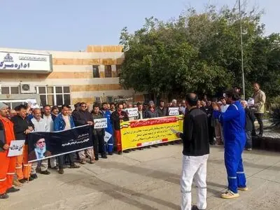 تجمع کارگران پیمانکاری نفت در فلات قاره/ شرکت‌های واسطه برچیده شوند