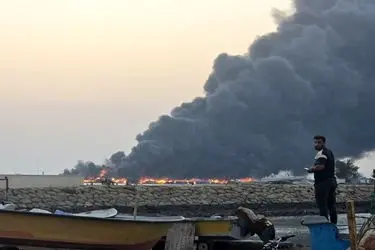 اسکله صیادی در جاسک مورد حمله قرار گرفت/ ۱۰۰ فروند لنج دچار حریق شد
