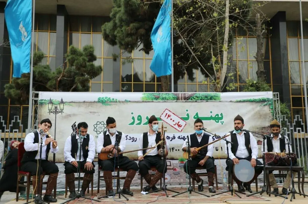 اجرای گروه موسیقی «مازرون» در پهنه رودکی