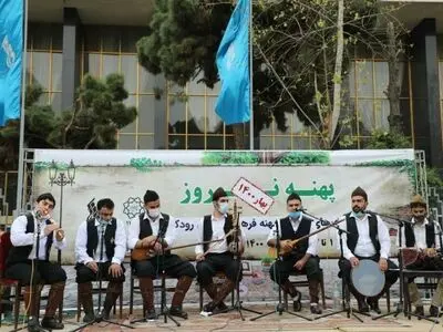 اجرای گروه موسیقی «مازرون» در پهنه رودکی