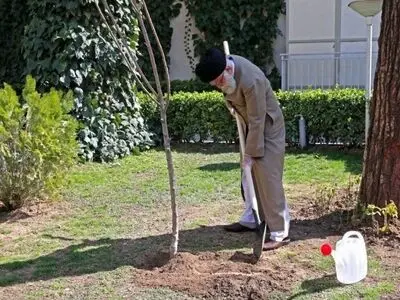 قائد الثورة الإسلامیة یغرس شتلة بمناسبة یوم الشجرة