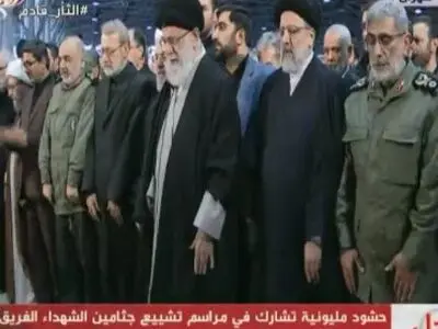 قائد الثورة الاسلامیة یصلی على جثامین القادة الشهداء