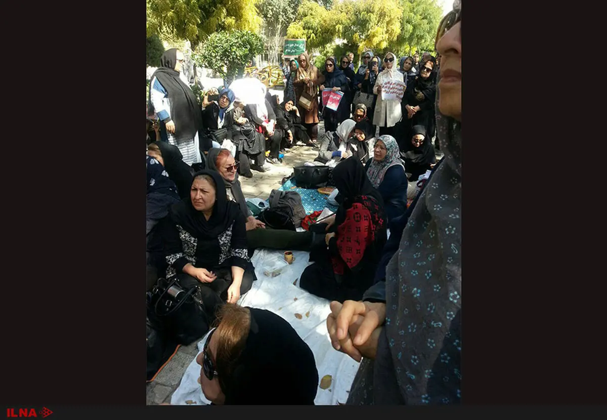 تحصن بازنشستگان فرهنگی مقابل سازمان برنامه و بودجه/ بیمه کارآمد و اجرای قوانین برزمین مانده؛ مطالبات اصلی بازنشستگان