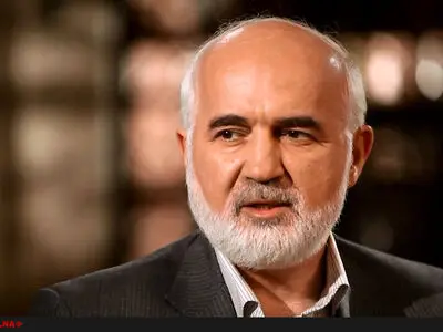 پاکدستی رهبر و خانواده ایشان شهره است/ مبارزه با فساد سیستمی و شبکه‌ای به سیاست‌زدگی مبتلا است