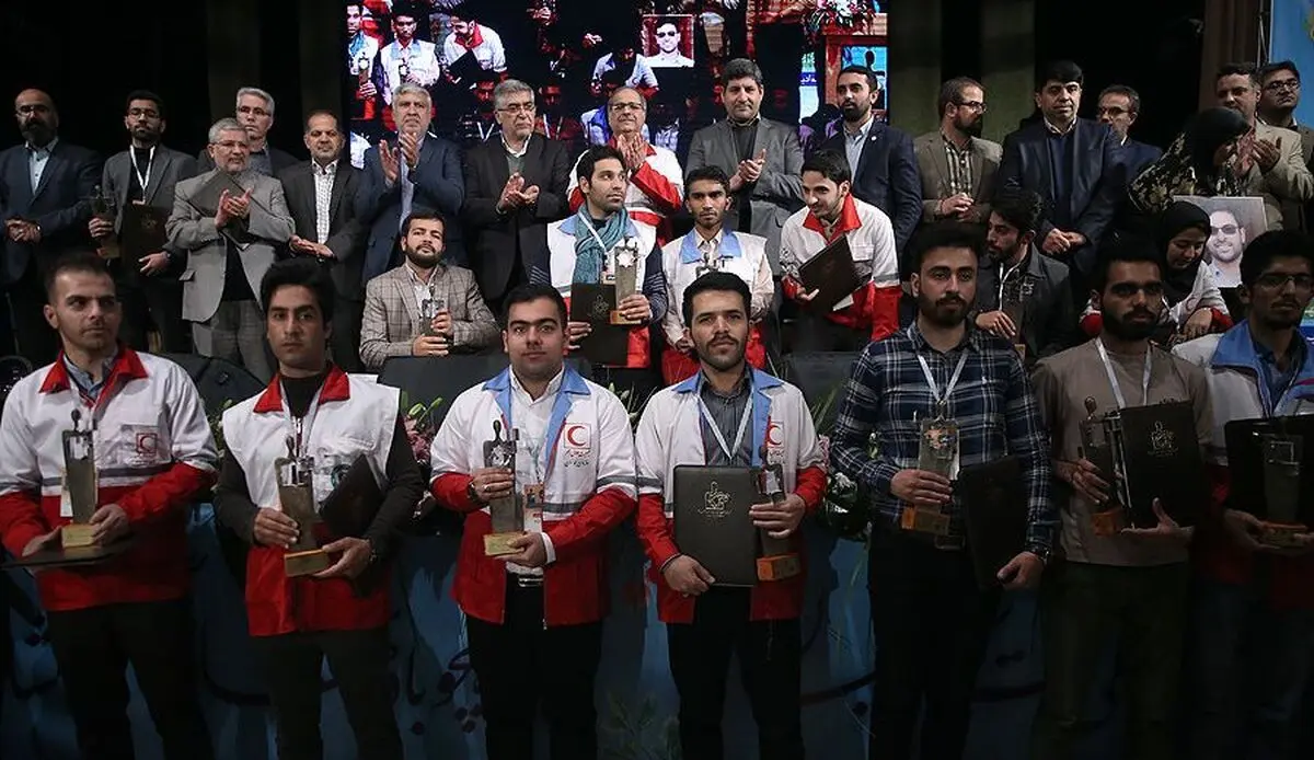 اعطای تندیس ملی فداکاری به  جوانان هلال احمر خوزستان