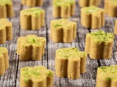 طرز تهیه شیرینی نخودچی شکری مخصوص نوروز