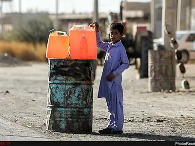 زخم‌های چهره‌ی معصومِ «زاهدان»/ از فقر کودکانِ بنزین‌فروش تا تعطیلی غرفه‌های فروشِ لباس در چهارراهِ رسولی!