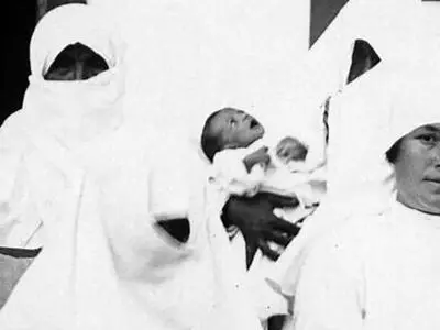 عکس یادگاری کارکنان یک «پرورشگاه» در ایران؛ 97 سال قبل