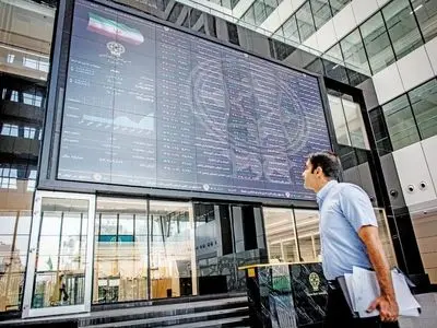 خصوصی‌سازی ایران‌خودرو، مسیر نجات یا عامل سقوط وزیر اقتصاد؟ 