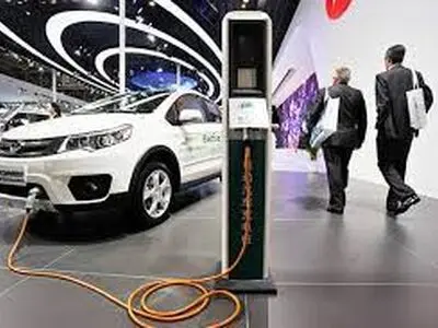 پایان عصر اتومبیل‌های بنزینی؛ تا ۱۰ سال آینده/ خودروی برقی در ایران نمایشی و  آدرس غلط است