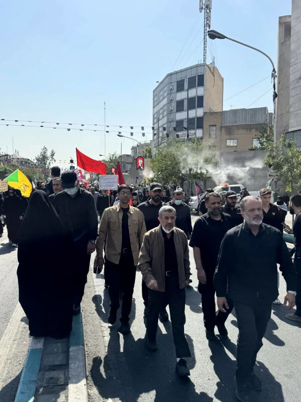 حضور احمدی‌نژاد در مراسم تشییع رهبر شهید انقلاب + فیلم