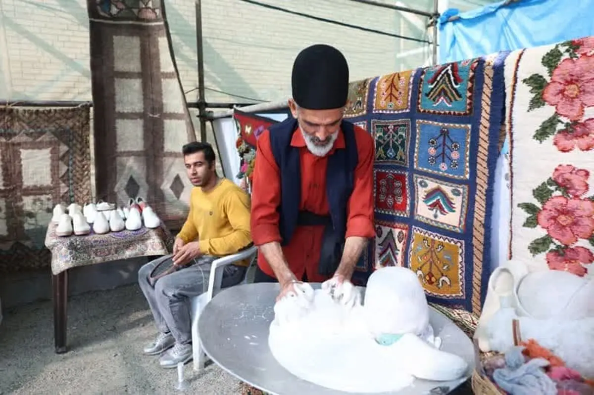 غرفه‌های صنایع‌دستی زینت‌بخش دومین جشنواره یاقوت سرخ-انار ایج شد 